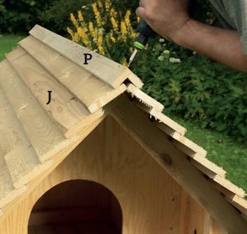 Hundehus isolert: Skru fast takmønet når alle bordene er lagt Hundehus isolert: Skru fast takmønet når alle bordene er lagt